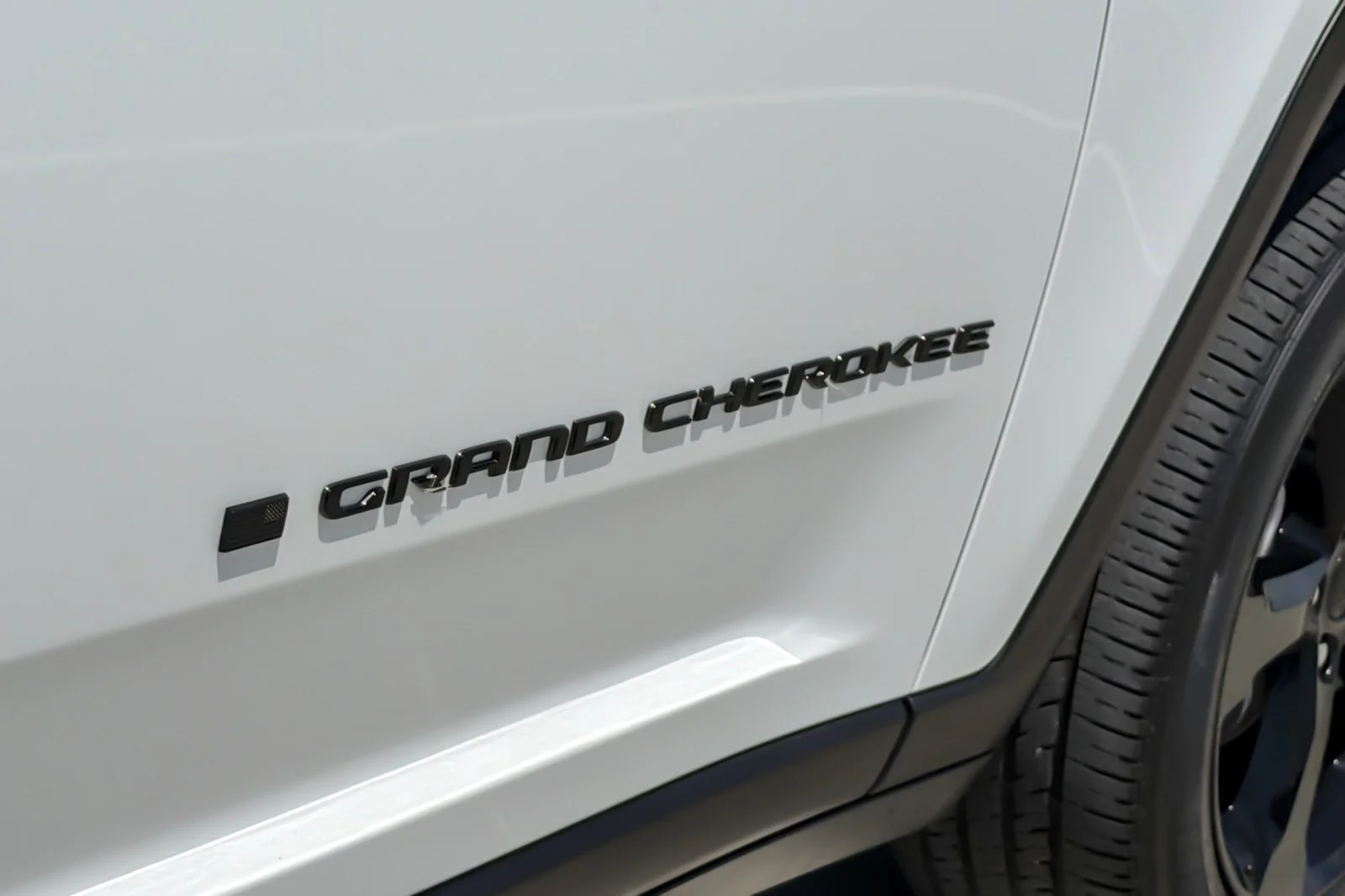 Used 2023 BRIGHT WHITE Jeep Altitude image 26