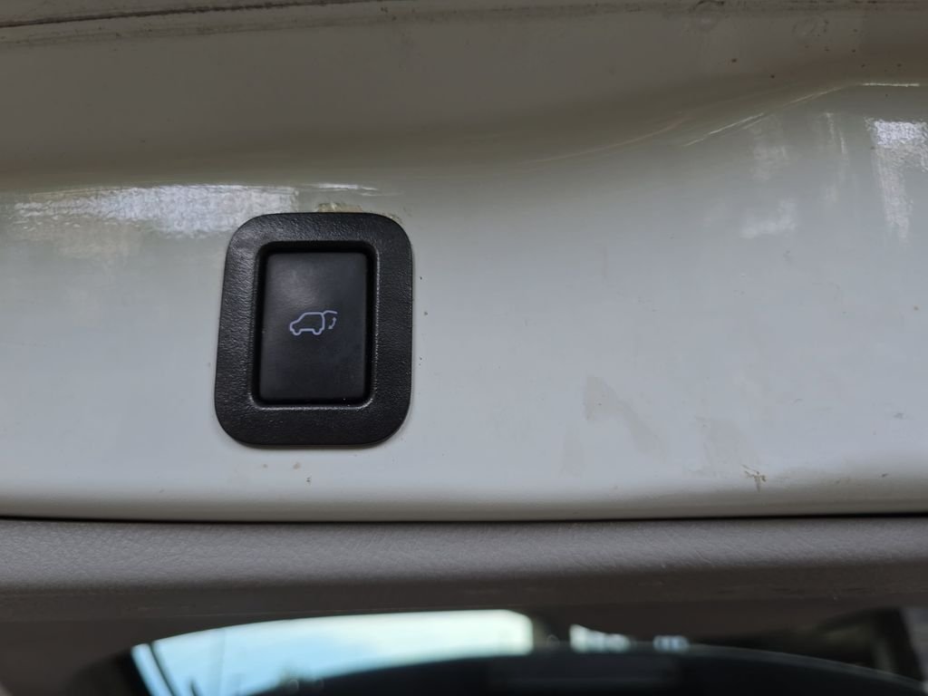 Used 2019 White Toyota XLE image 16