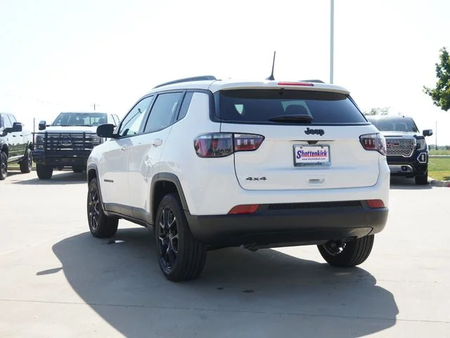 New 2026 Bright White Clear-Coat Exterior Paint Jeep Latitude image 9