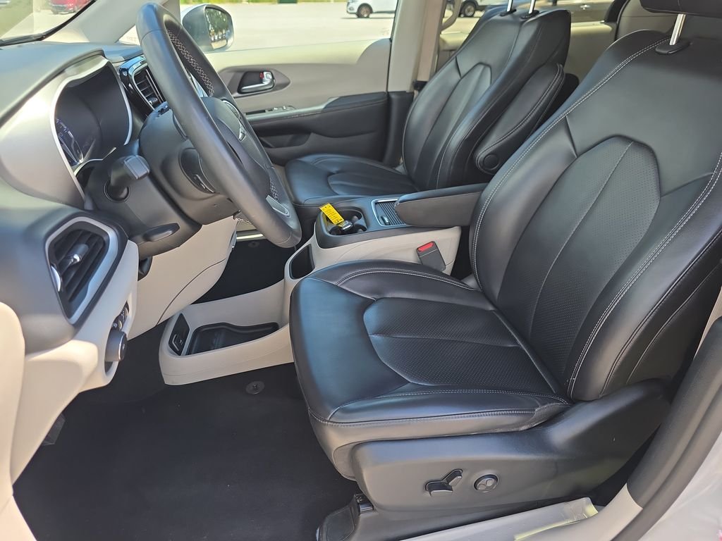 Used 2023 Silver Mist Clearcoat Chrysler Touring L image 11