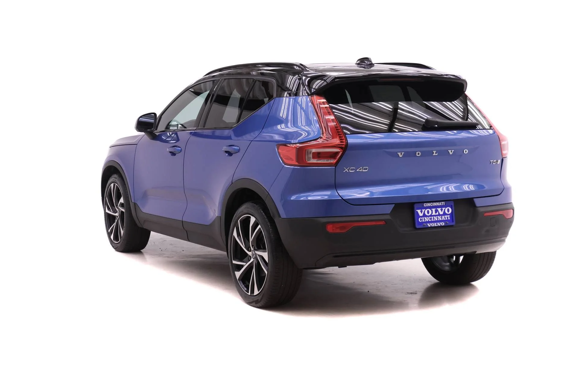 Used 2021 Blue Volvo R-Design image 5