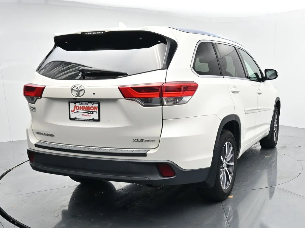 Used 2018 White Toyota XLE image 6