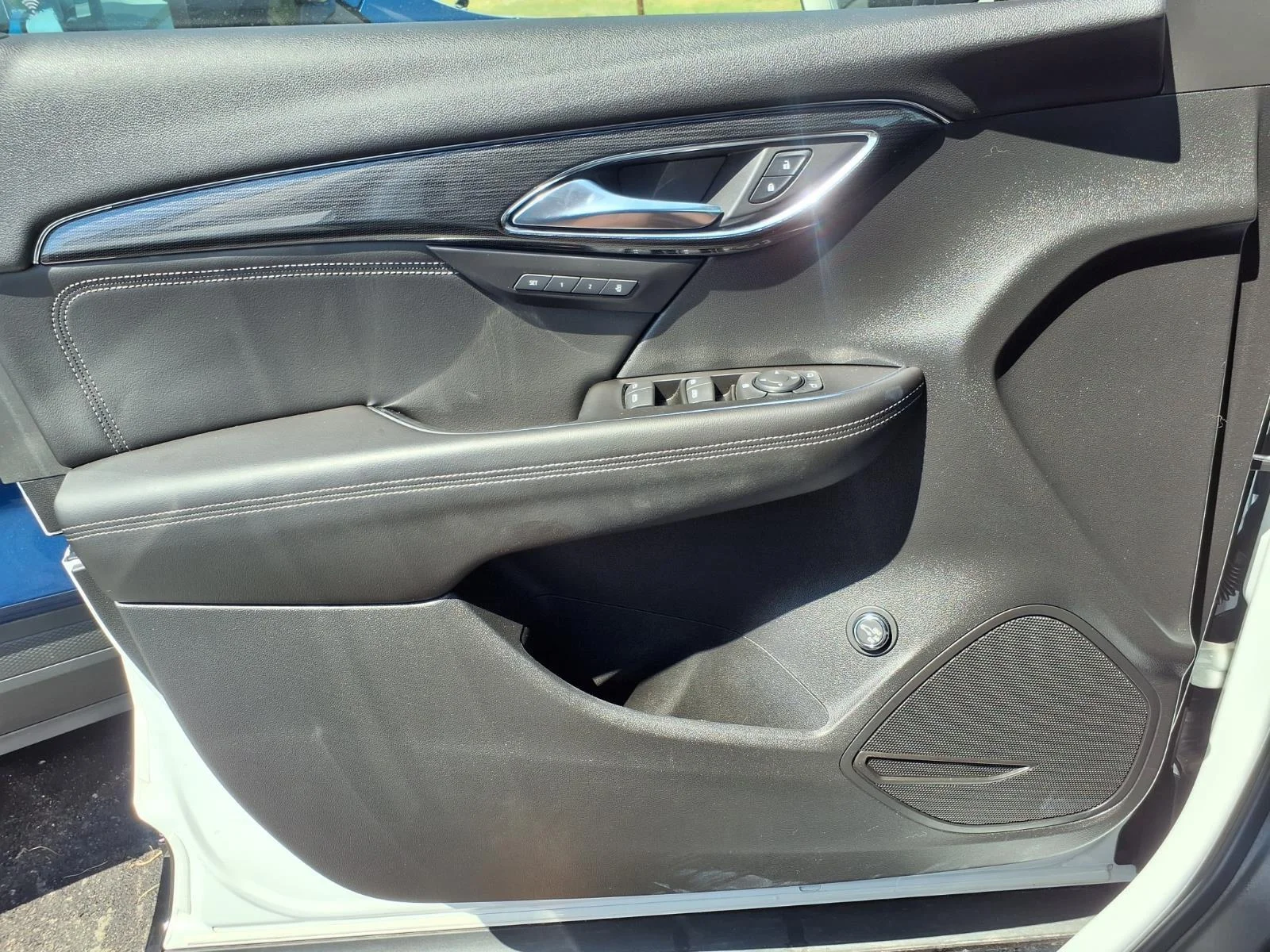 Used 2023 Summit White Buick Essence image 15