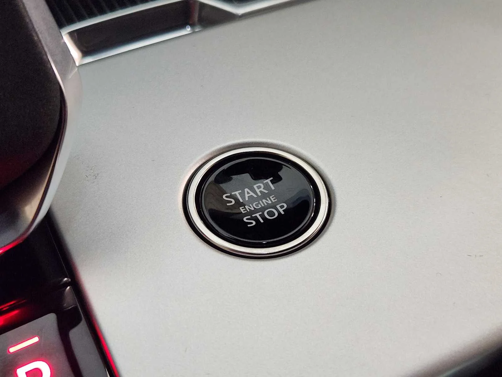Used 2025 Fuji White Land Rover Autobiography - P530 SWB image 29