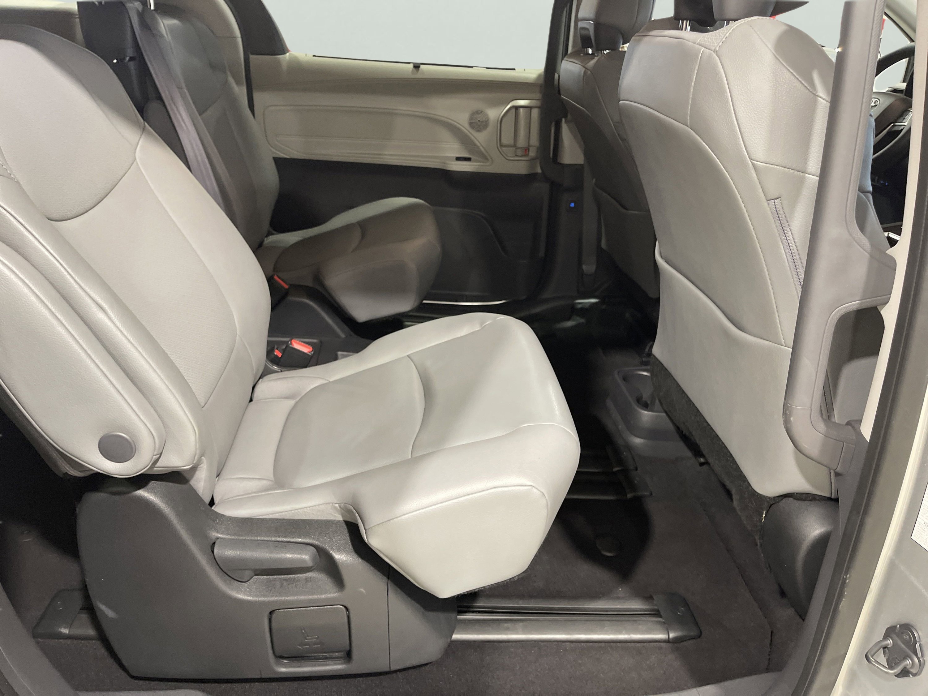 2024 Toyota Sienna XLE - Photo 16