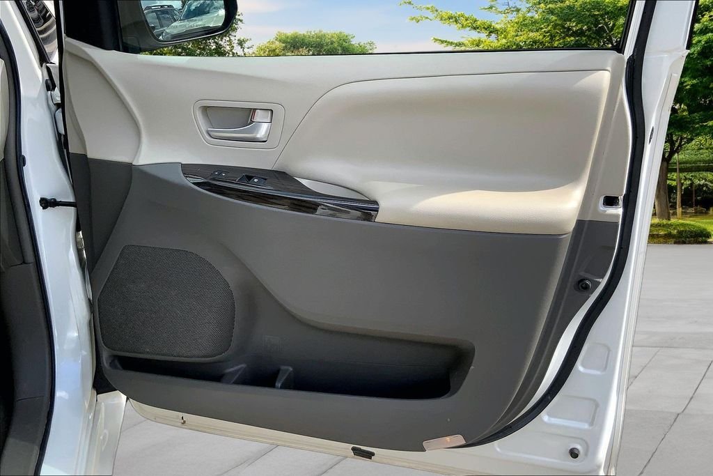 Used 2015 White Toyota XLE Premium image 28