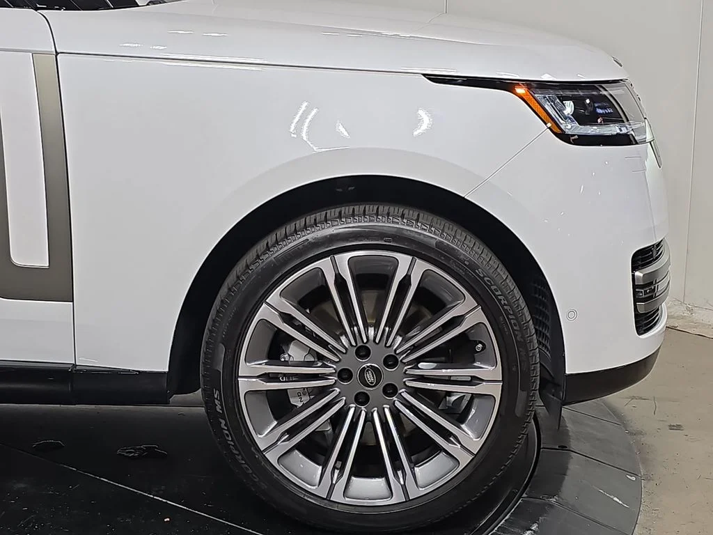 Used 2025  Land Rover SE image 11