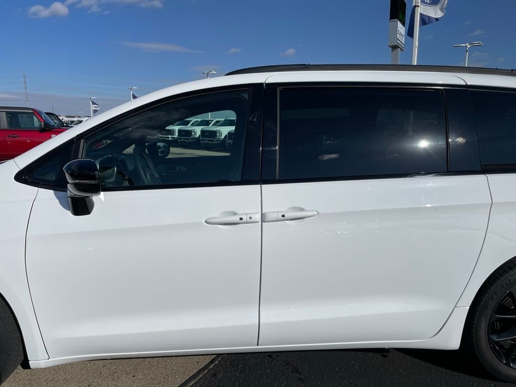 Used 2025 White Chrysler Limited image 29