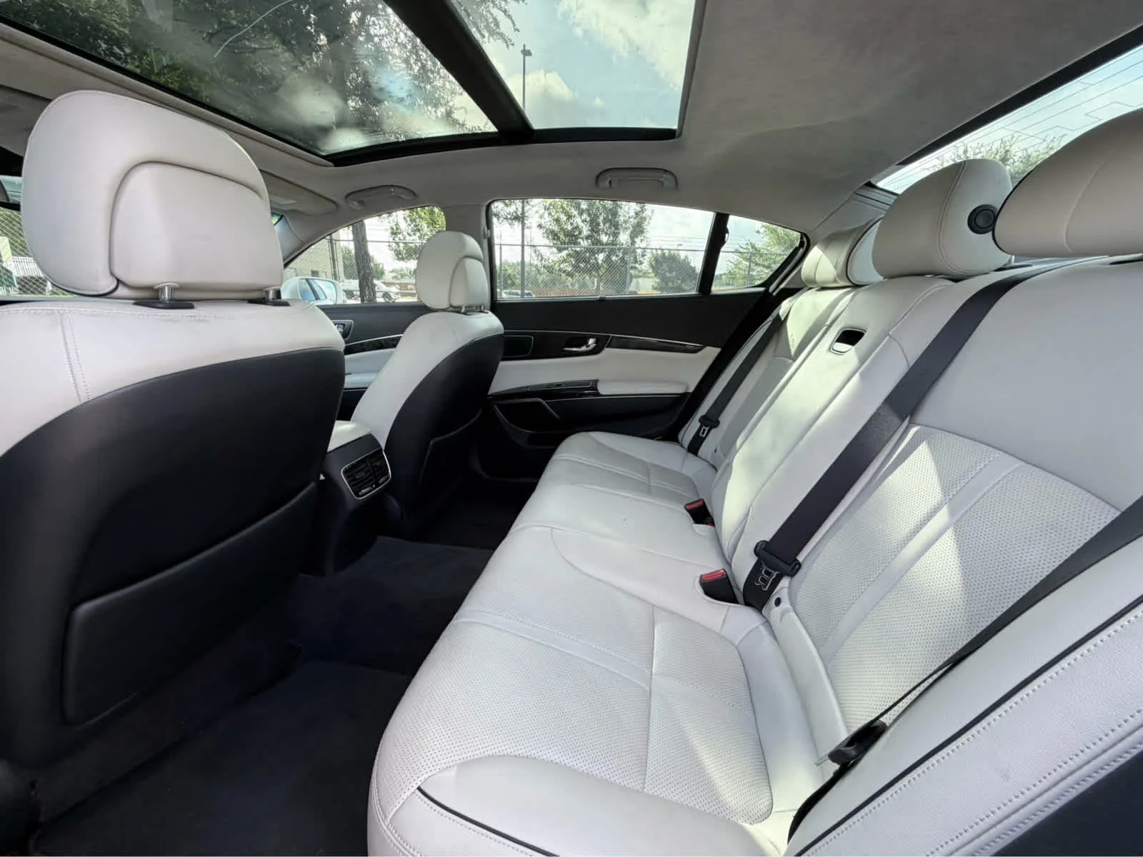 Used 2015  Kia Luxury image 23