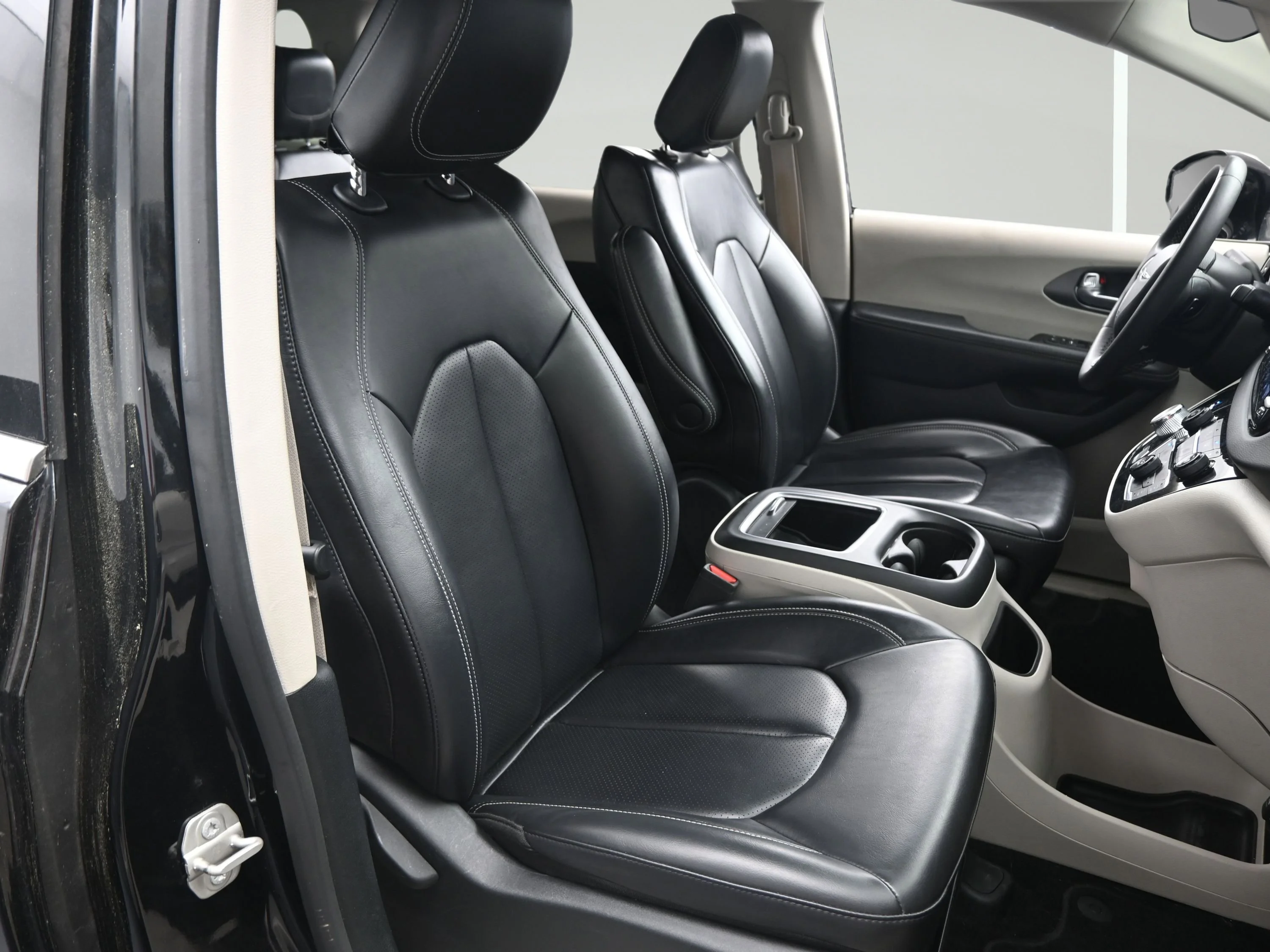Used 2023 Brilliant Black Crystal Pearlcoat Chrysler Touring L image 17