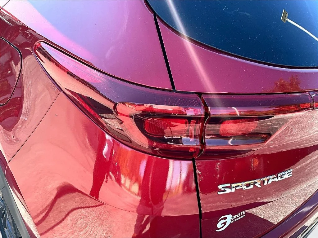 Used 2021 Red Kia S image 31