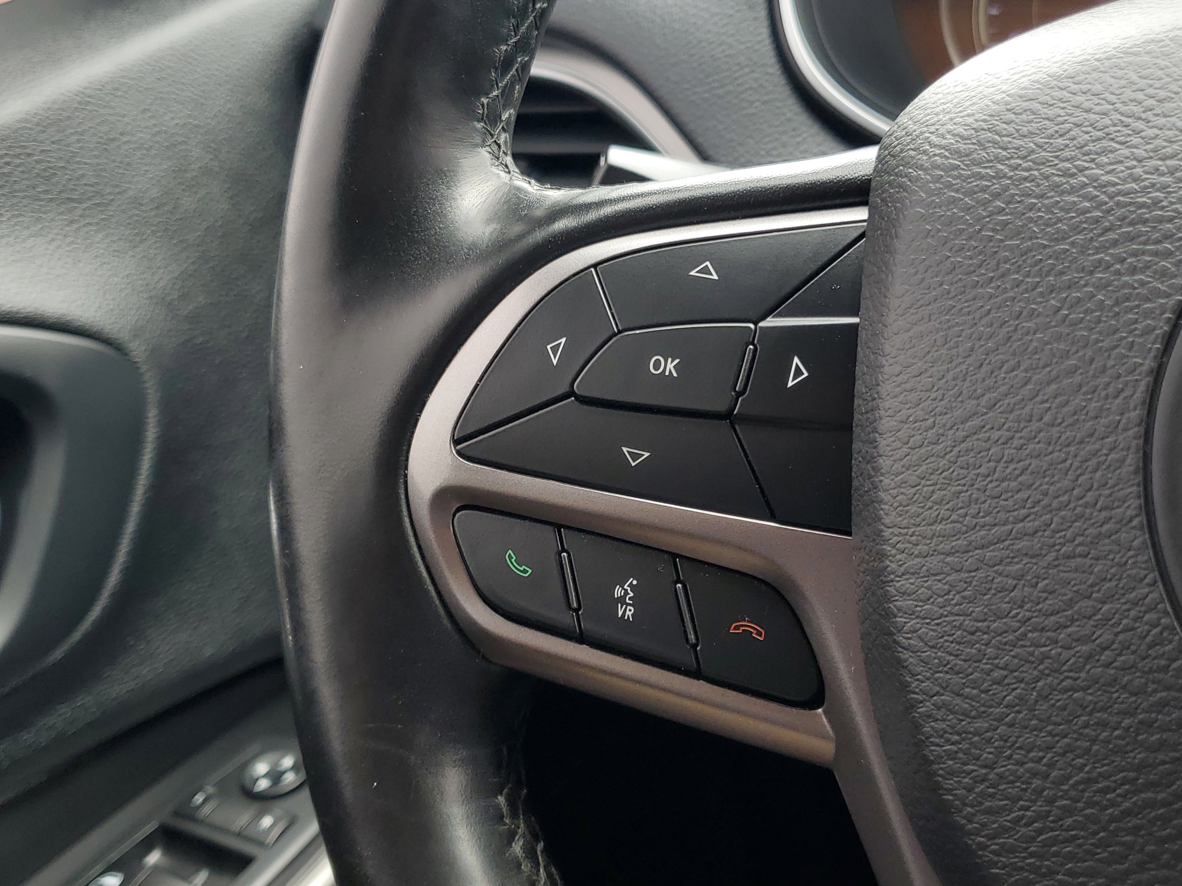 Used 2020 Diamond Black Crystal Pearlcoat Jeep Latitude Plus image 20