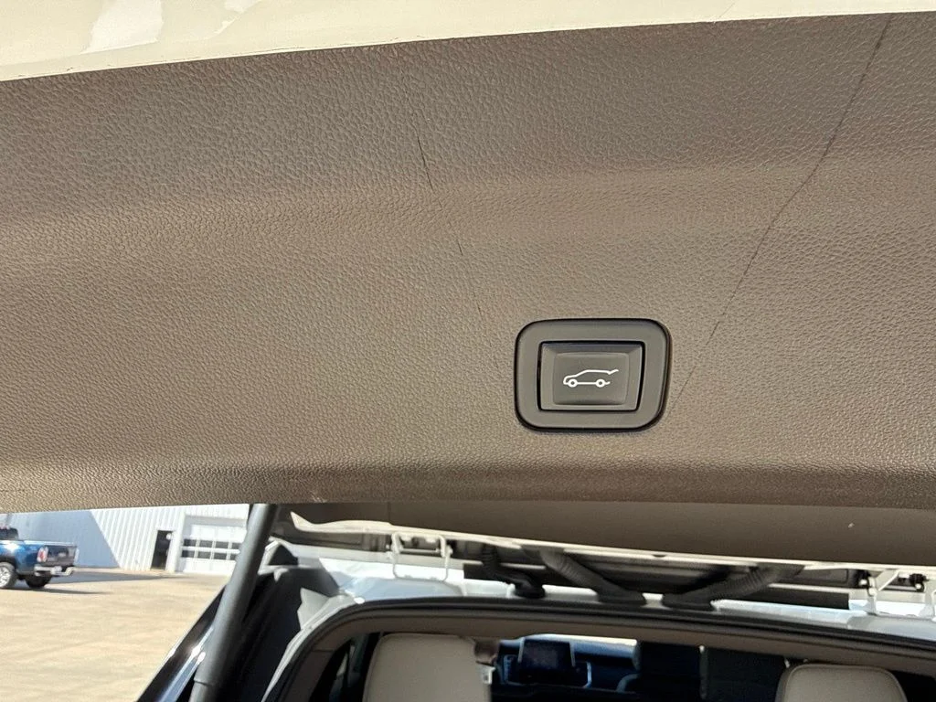 Used 2022 White Chevrolet LT image 25