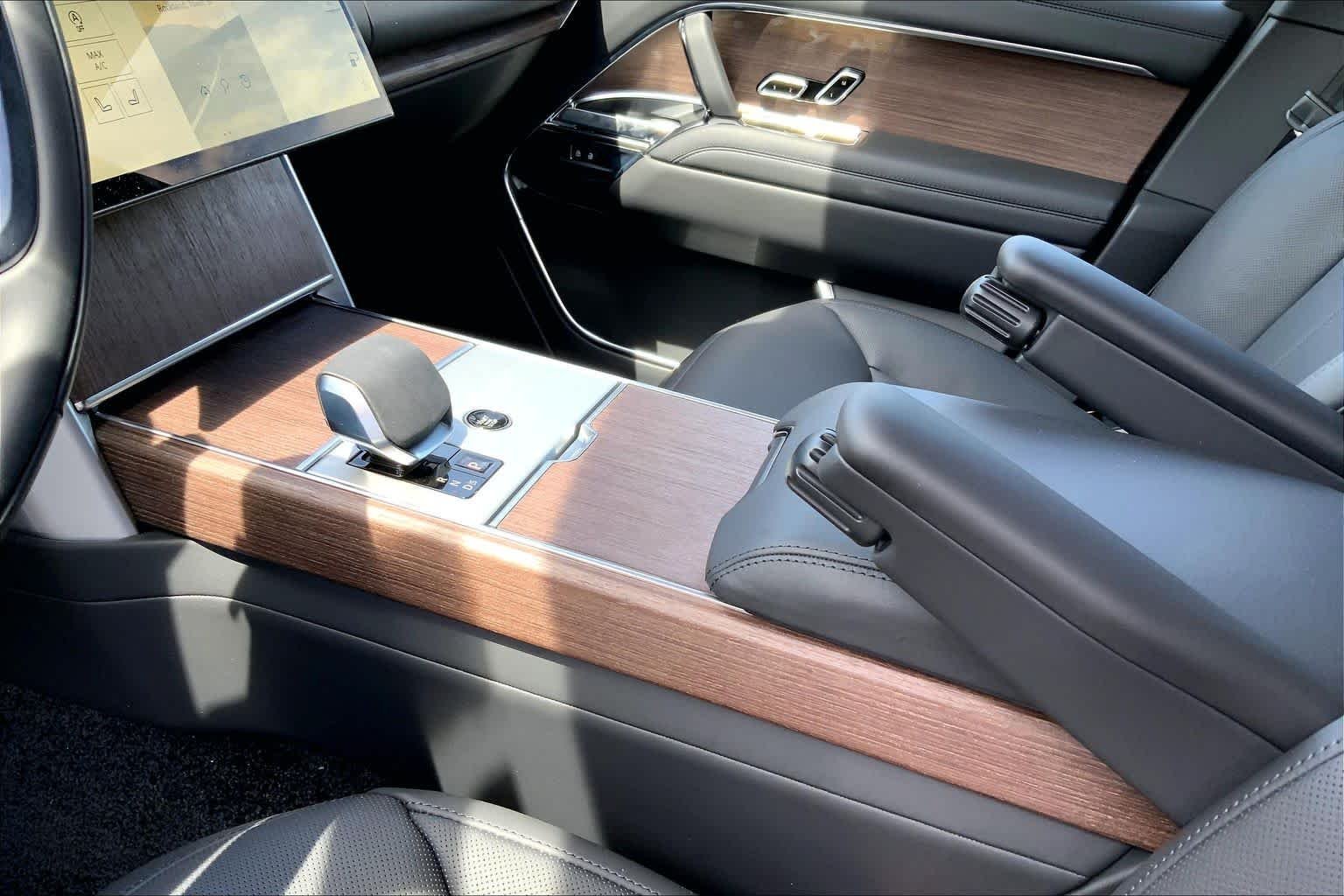 New 2026 Carpathian Grey LAND ROVER SE image 9