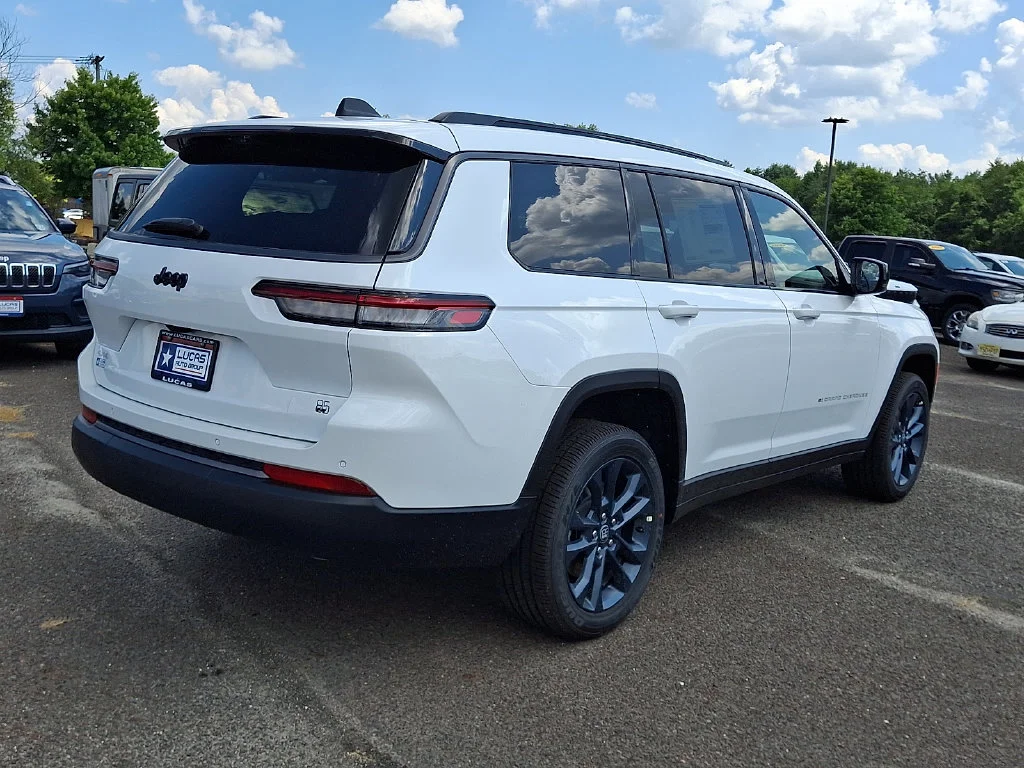 New 2026 Bright White Clear-Coat Exterior Paint Jeep  image 8