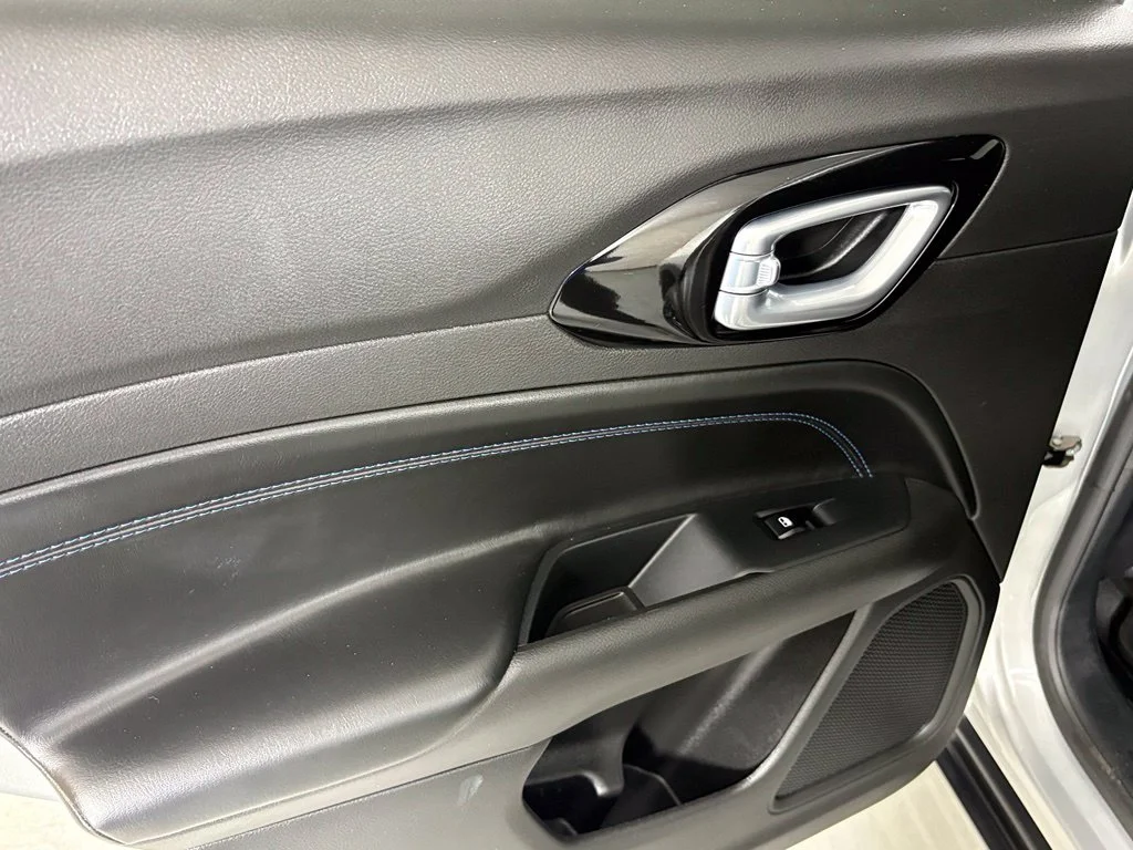 Used 2025 Silver Jeep Latitude image 36