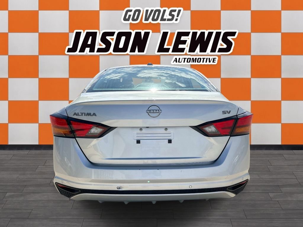 Used 2024 Brilliant Silve Nissan 2.5 SV image 5