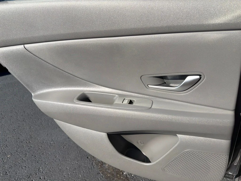 Used 2022 Silver Hyundai SEL image 13