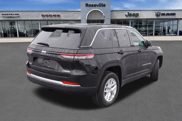New 2025 Diamond Black Crystal Pearl-Coat Exterior Paint Jeep Laredo X image 3