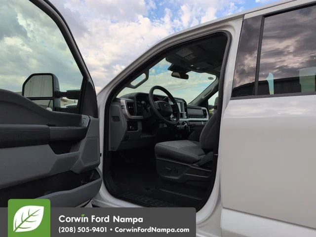 New 2026 Oxford White Ford XLT image 9