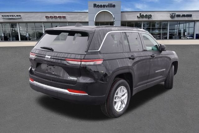 New 2025 Diamond Black Crystal Pearl-Coat Exterior Paint Jeep Laredo X image 3