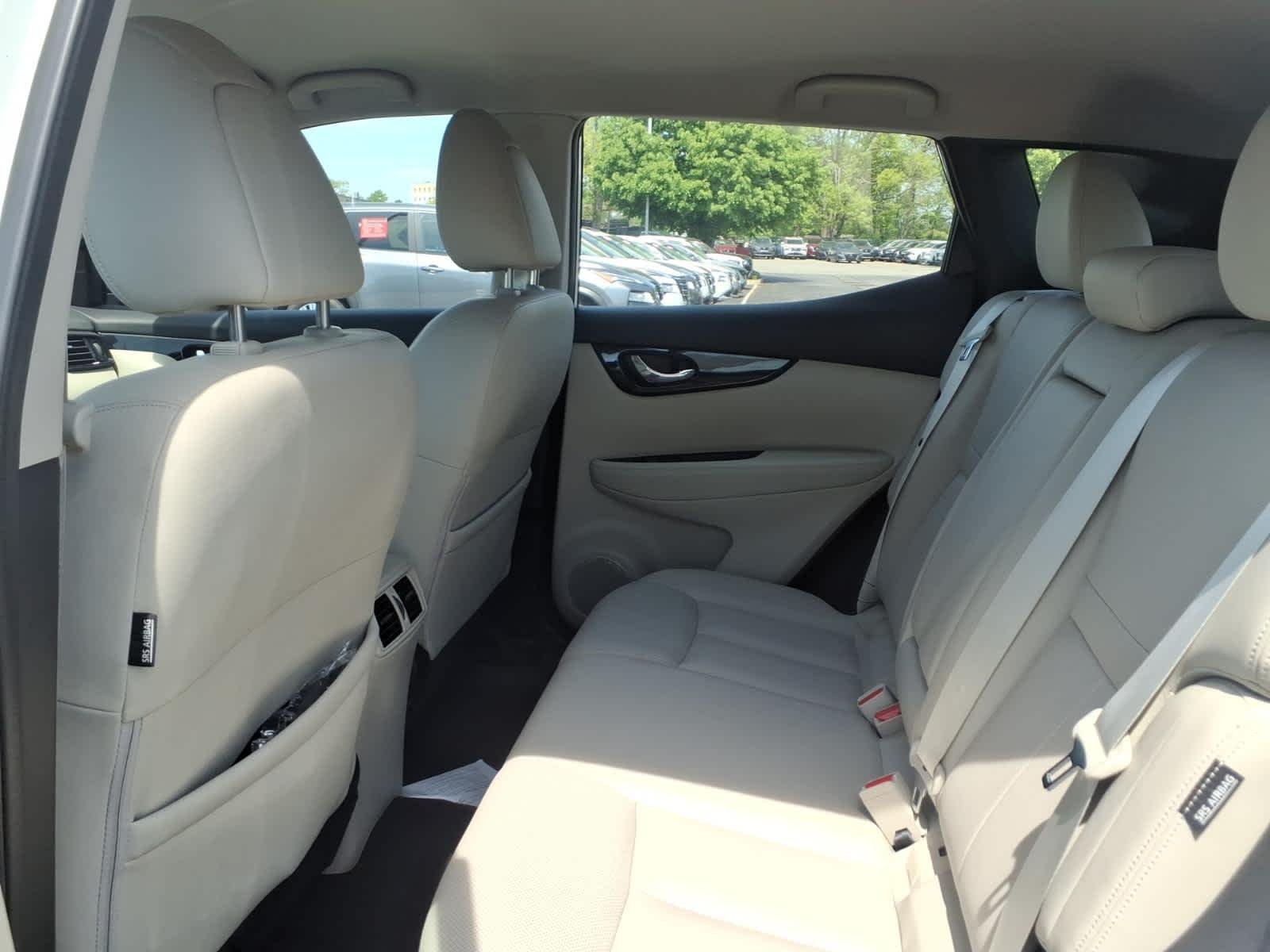 Certified Used 2022 Pearl White Tricoat Nissan SL image 14