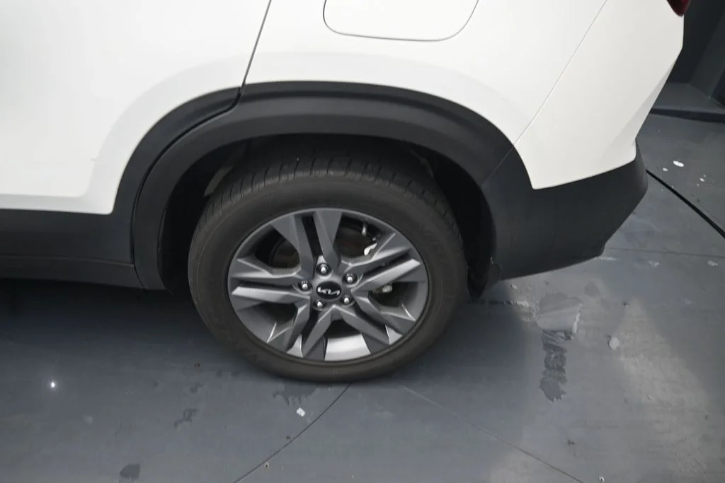 Used 2022 White Kia LX image 15