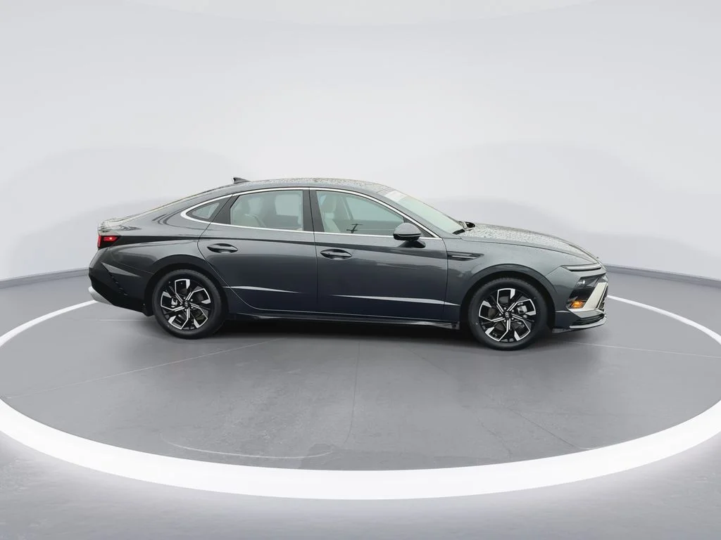 Used 2025 Gray Hyundai SEL image 9