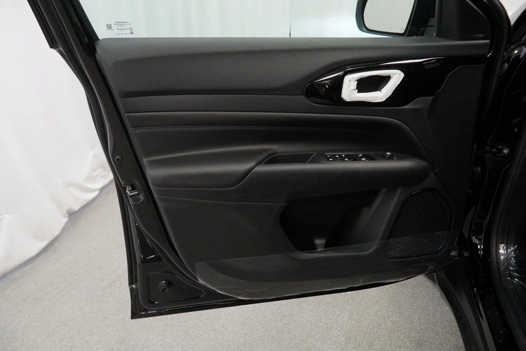 New 2026 Diamond Black Crystal Pearlcoat Jeep Latitude image 27
