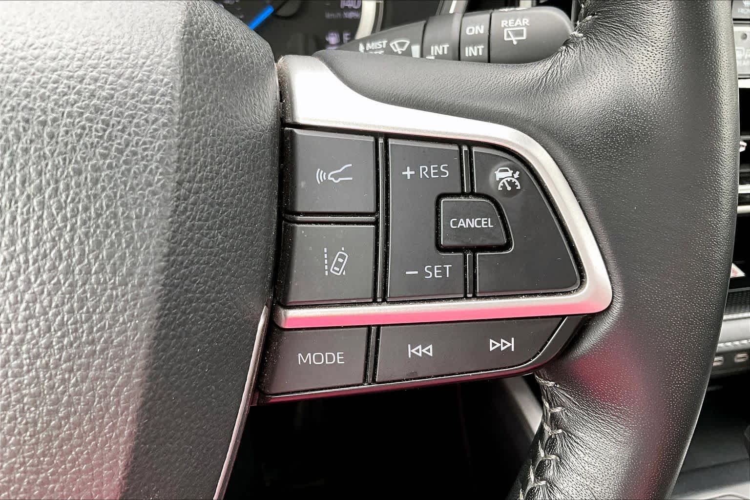 Used 2025 Wind Chill Pearl Toyota Hybrid XLE image 23