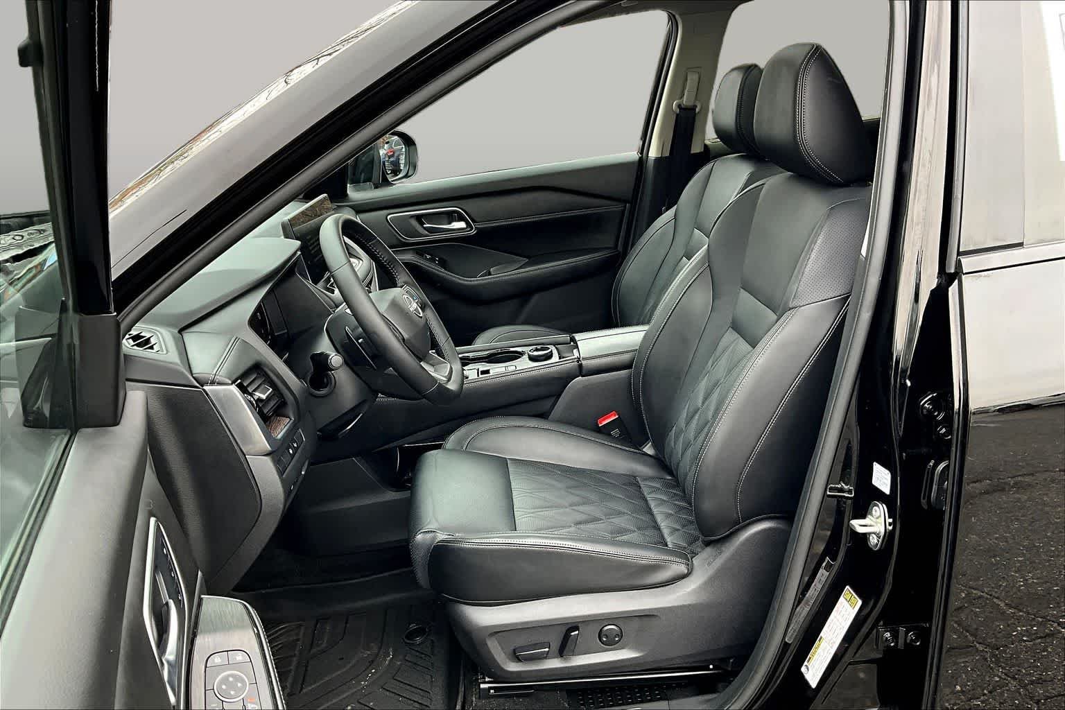Used 2025 Super Black Nissan Platinum image 16