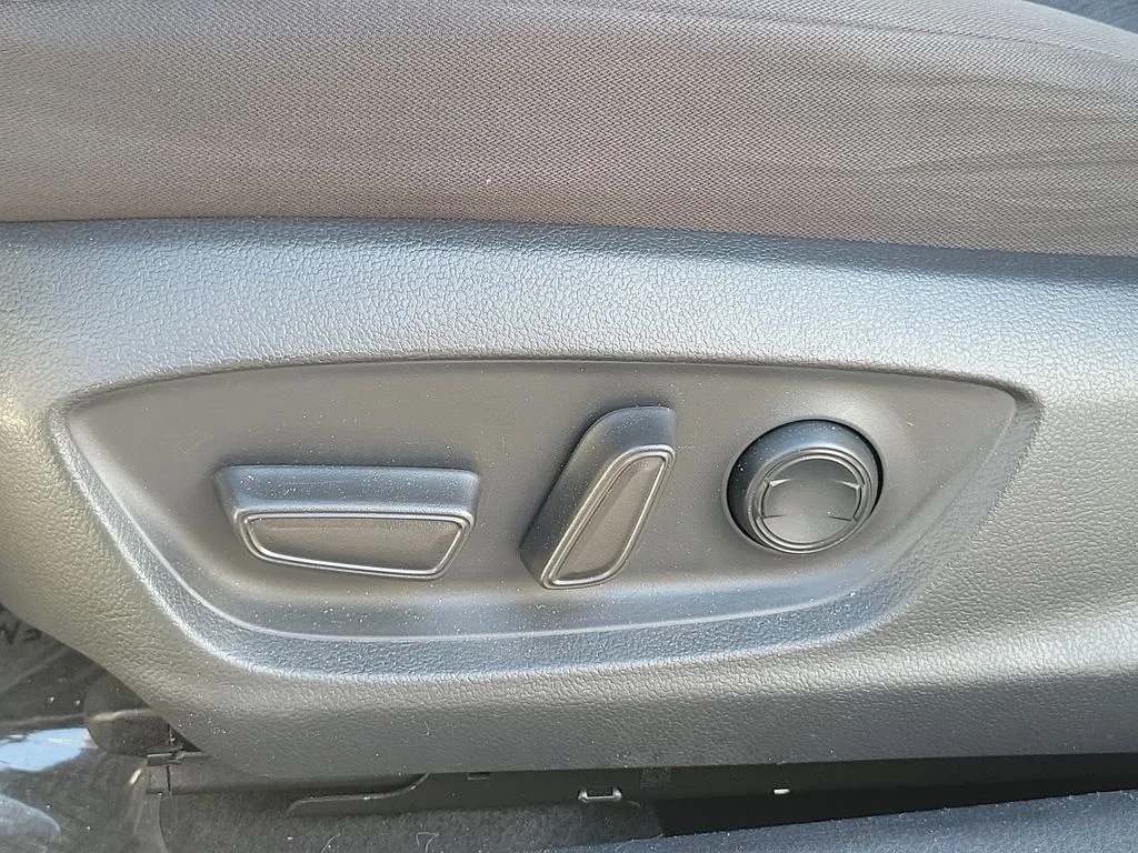 Used 2022 White Toyota LE image 16