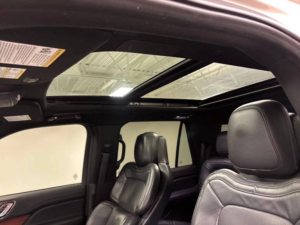 Used 2022 White Lincoln Reserve image 31