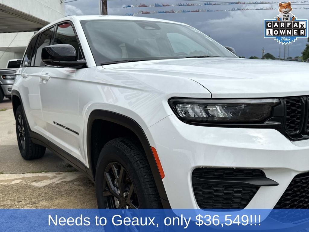 Used 2025 White Jeep Altitude image 22