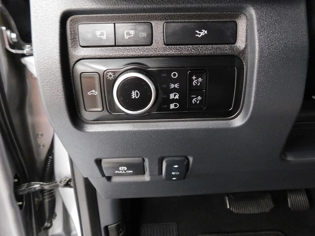 Used 2024 Iconic Silver Metallic Ford Lariat image 17