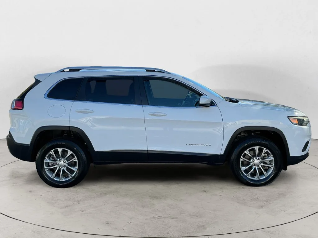 Used 2021 White Jeep Latitude Lux image 4