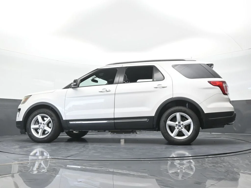 Used 2018 White Platinum Clearcoat Metallic Ford XLT image 59