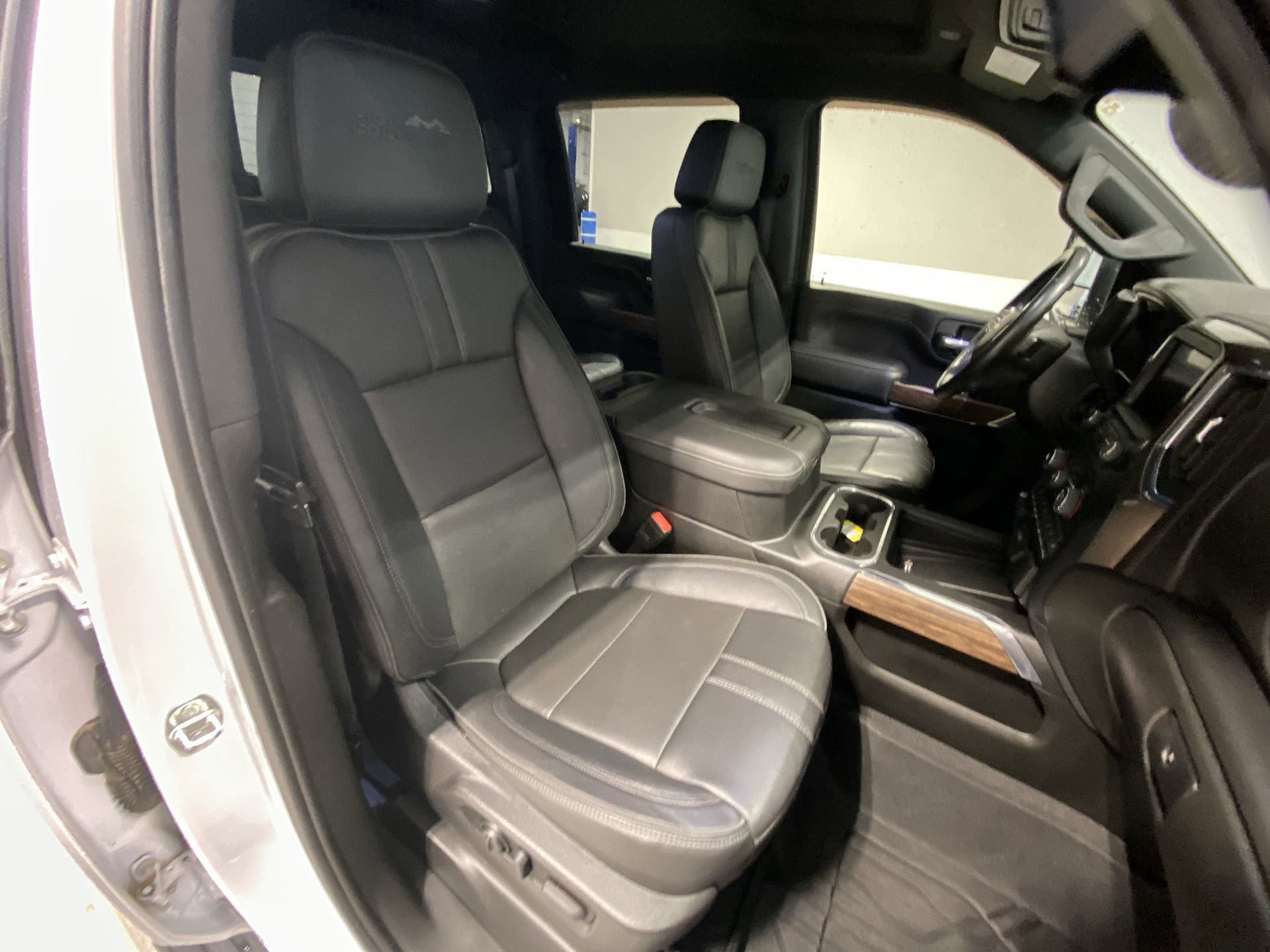 Used 2022 Iridescent Pearl Tricoat Chevrolet High Country image 27