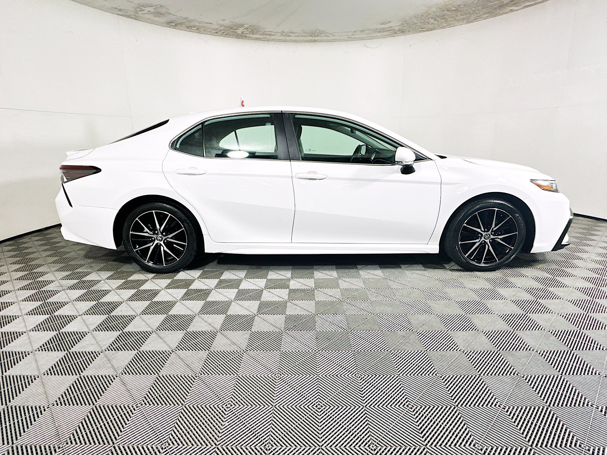 Used 2024 Ice Toyota SE image 2