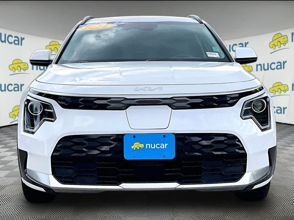 Used 2024 White Kia Wind image 2