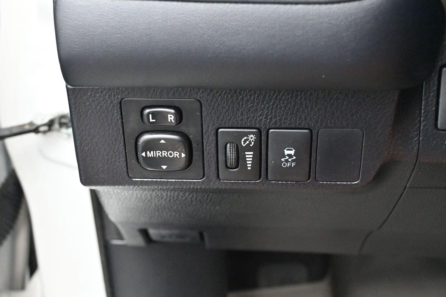 Used 2015 Super White Toyota XLE image 25