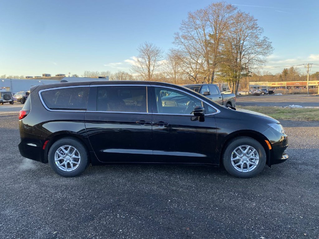 New 2026 Diamond Black Crystal Pearl-Coat Exterior Paint Chrysler LX image 2
