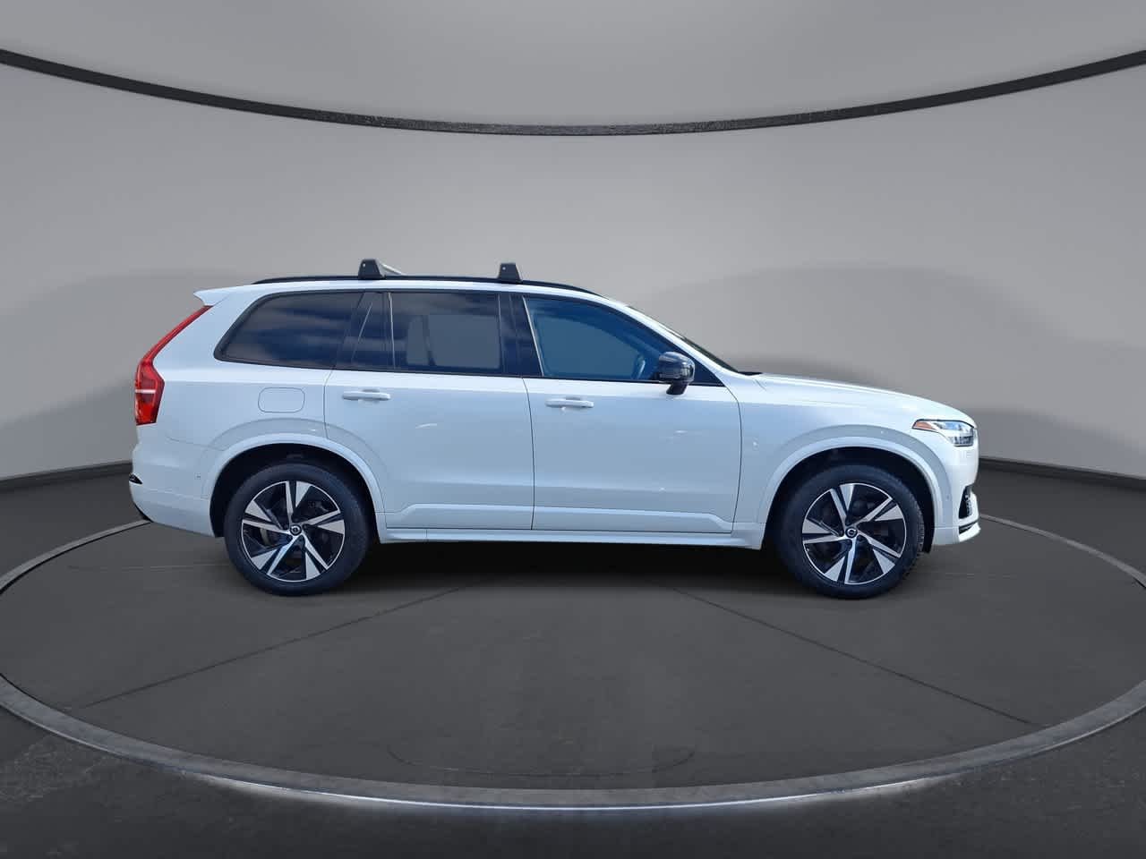 Used 2022 White Volvo R-Design image 9