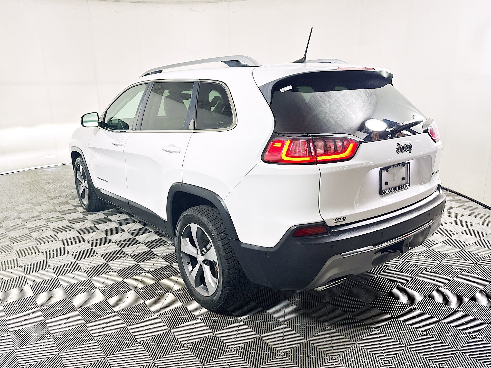 Used 2019 Bright White Clearcoat Jeep Limited image 5