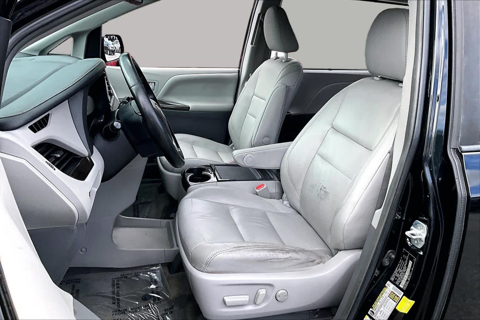 Used 2018 Midnight Black Metallic Toyota XLE image 7