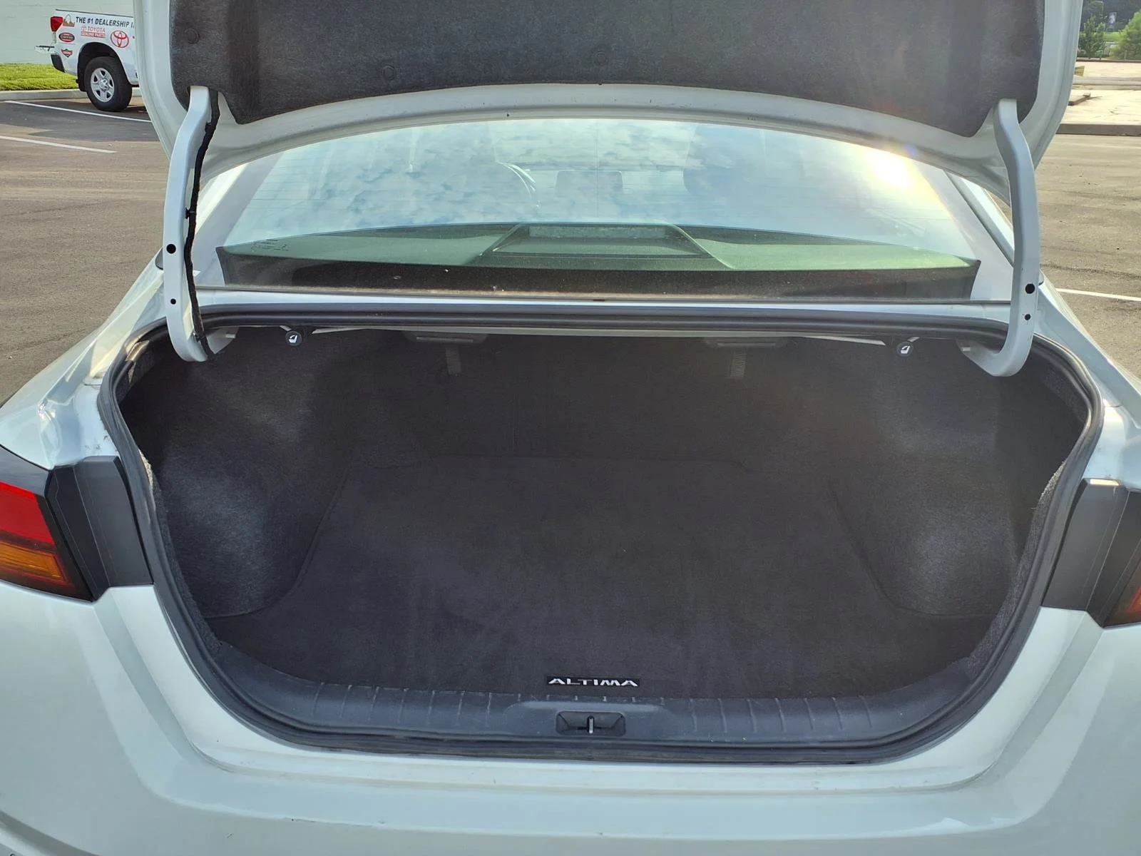 Used 2025 Glacier White Nissan SV image 22