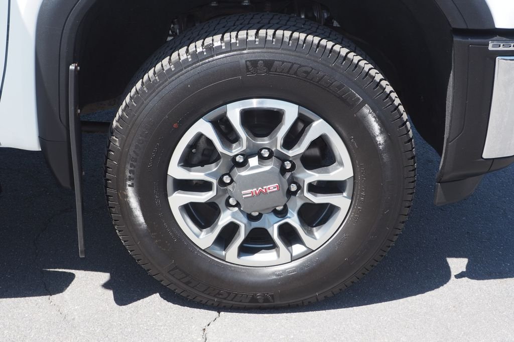 Used 2024 White GMC SLT image 10