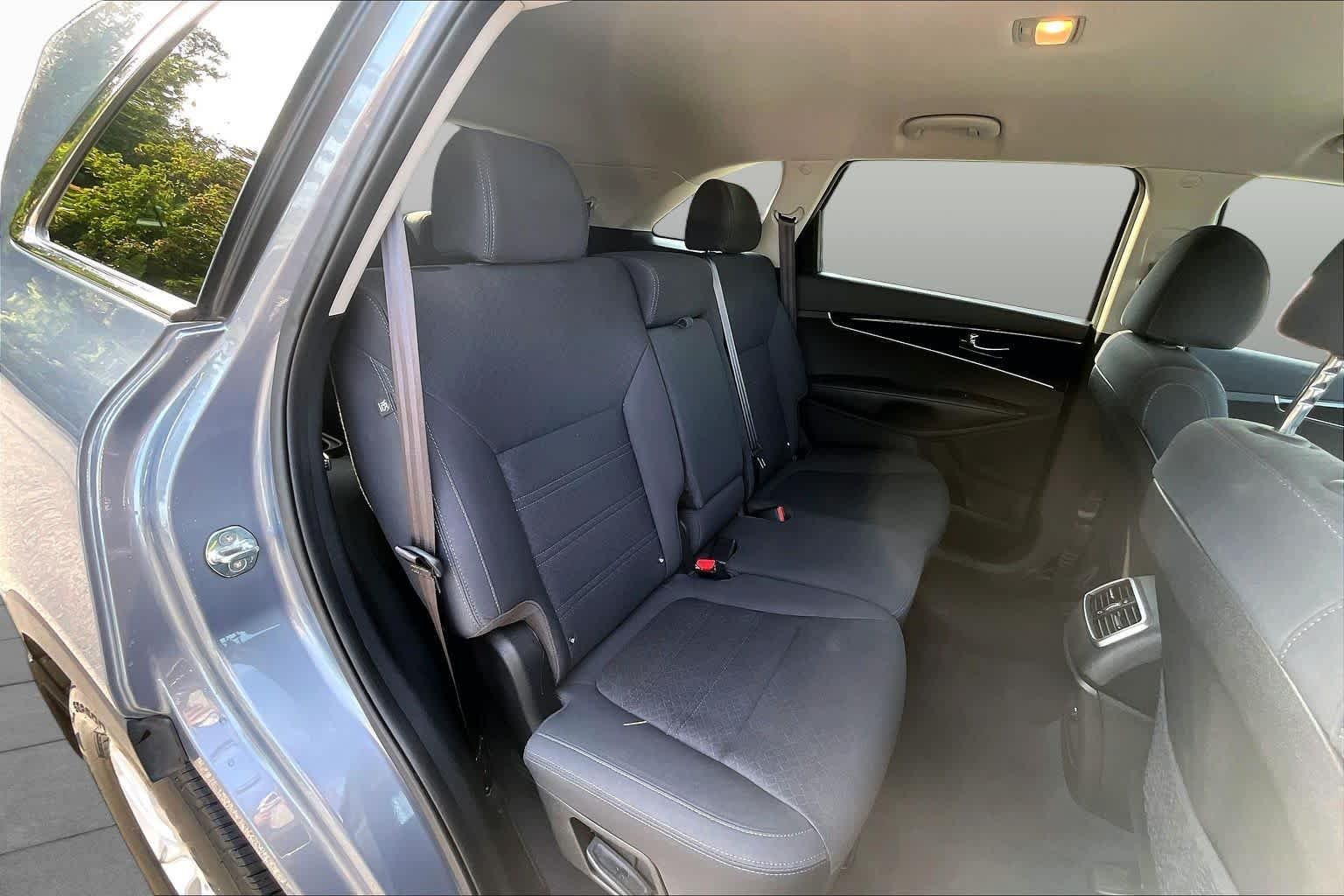 Used 2019 Everlasting Silver Kia L image 19