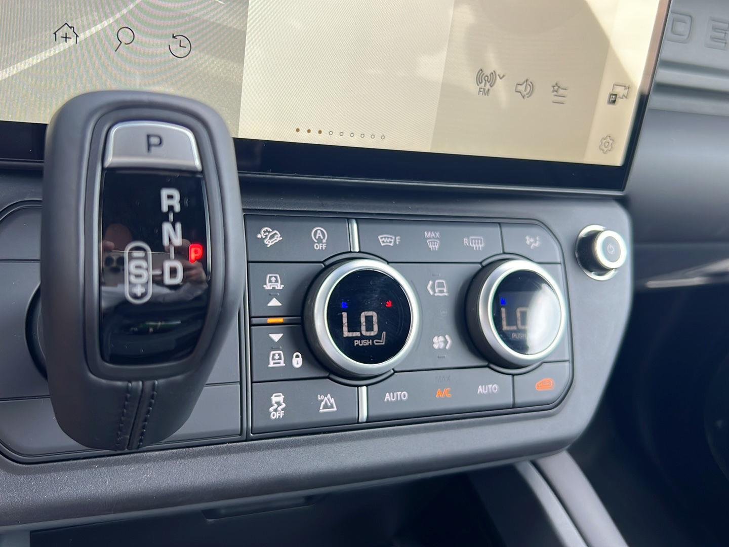 2026 Land Rover Defender X-Dynamic SE - Photo 16