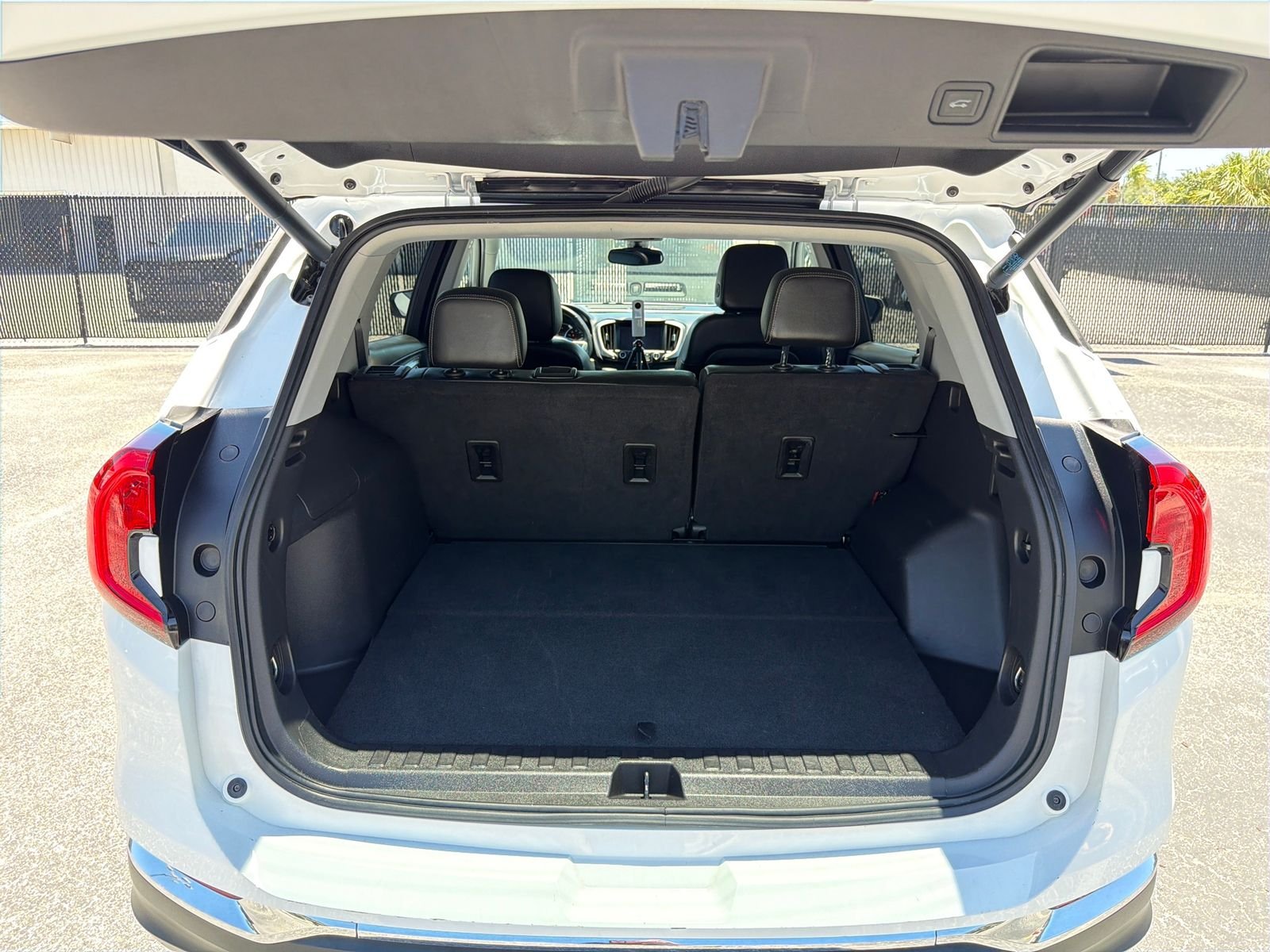 Used 2024 White GMC SLT image 28